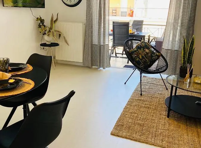 2 Bd Top Floor Aprt With Acropolis View