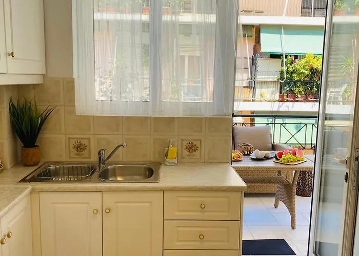 2 Bd Top Floor Aprt With Acropolis View
